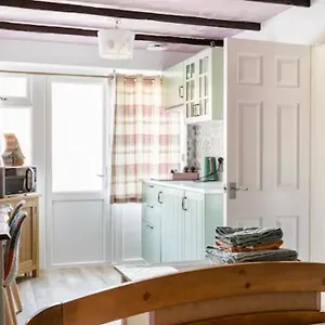 Guest house Bedroom With Kitchenette, Private Bathroom And Parking, Cardiff