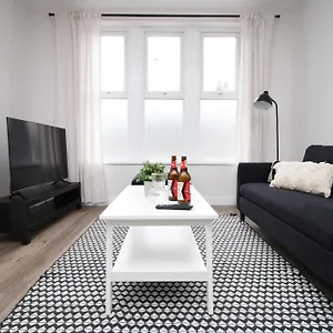 Guest house Large 5 Bedroom House - Harlequin Gardens - Parking - Wifi, Cardiff